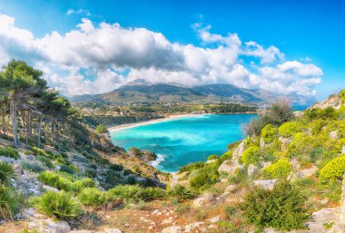 Castellammare del Golfo yakınlarındaki Guidaloca Sahili 'nin muhteşem deniz manzarası. Popüler seyahat yeri. Konum: Castellammare del Golfo, Trapani ili, Sicilya, İtalya, Avrupa