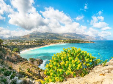Castellammare del Golfo yakınlarındaki Guidaloca Sahili 'nin muhteşem deniz manzarası. Popüler seyahat yeri. Konum: Castellammare del Golfo, Trapani ili, Sicilya, İtalya, Avrupa