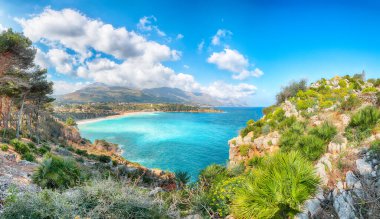 Castellammare del Golfo yakınlarındaki Guidaloca Sahili 'nin inanılmaz deniz manzarası. Popüler seyahat yeri. Konum: Castellammare del Golfo, Trapani ili, Sicilya, İtalya, Avrupa