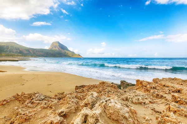 San Vito Burnu yakınlarındaki Isolidda Sahili 'nin inanılmaz deniz manzarası. Monte Cofano Ulusal Parkı 'nın popüler seyahat yeri. Konum: San Vito Lo Capo, Trapani ili, Sicilya, İtalya, Avrupa