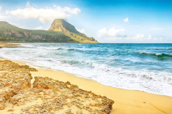 San Vito Burnu yakınlarındaki Isolidda Sahili 'nin resimli deniz manzarası. Monte Cofano Ulusal Parkı 'nın popüler seyahat yeri. Konum: San Vito Lo Capo, Trapani ili, Sicilya, İtalya, Avrupa