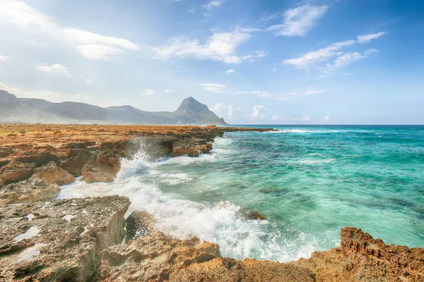 San Vito Burnu yakınlarındaki Isolidda Sahili 'nin resimli deniz manzarası. Monte Cofano Ulusal Parkı 'nın popüler seyahat yeri. Konum: San Vito Lo Capo, Trapani ili, Sicilya, İtalya, Avrupa