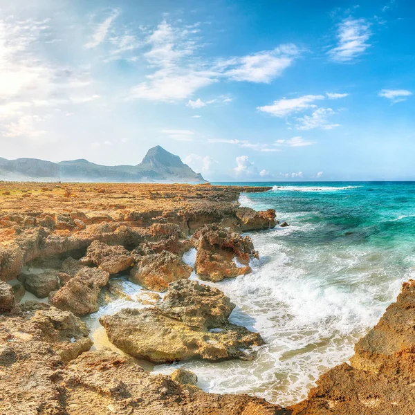 San Vito Burnu yakınlarındaki Isolidda Sahili 'nin inanılmaz deniz manzarası. Monte Cofano Ulusal Parkı 'nın popüler seyahat yeri. Konum: San Vito Lo Capo, Trapani ili, Sicilya, İtalya, Avrupa