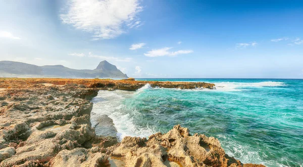 San Vito Burnu yakınlarındaki Isolidda Sahili 'nin resimli deniz manzarası. Monte Cofano Ulusal Parkı 'nın popüler seyahat yeri. Konum: San Vito Lo Capo, Trapani ili, Sicilya, İtalya, Avrupa