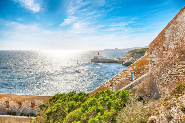 Bonifacio yakınlarındaki deniz fenerinin nefes kesici manzarası. Akdeniz ve Korsika 'nın popüler seyahat rotası. Konum: Bonifacio, Korsika; Fransa, Avrupa