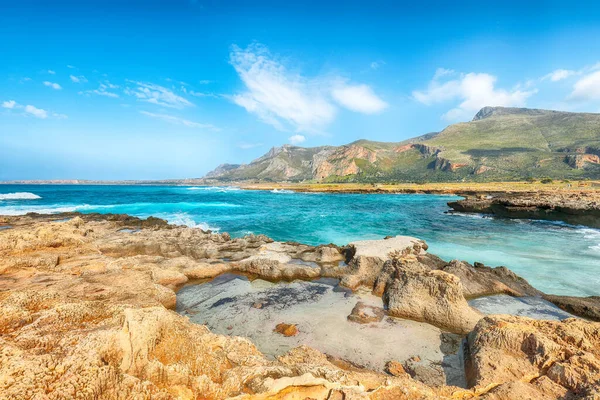 San Vito Burnu yakınlarındaki Isolidda Sahili 'nin inanılmaz deniz manzarası. Monte Cofano Ulusal Parkı 'nın popüler seyahat yeri. Konum: San Vito Lo Capo, Trapani ili, Sicilya, İtalya, Avrupa