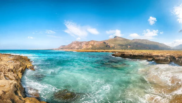 San Vito Burnu yakınlarındaki Isolidda Sahili 'nin inanılmaz deniz manzarası. Monte Cofano Ulusal Parkı 'nın popüler seyahat yeri. Konum: San Vito Lo Capo, Trapani ili, Sicilya, İtalya, Avrupa