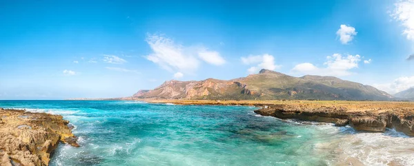 San Vito Burnu yakınlarındaki Isolidda Sahili 'nin inanılmaz deniz manzarası. Monte Cofano Ulusal Parkı 'nın popüler seyahat yeri. Konum: San Vito Lo Capo, Trapani ili, Sicilya, İtalya, Avrupa
