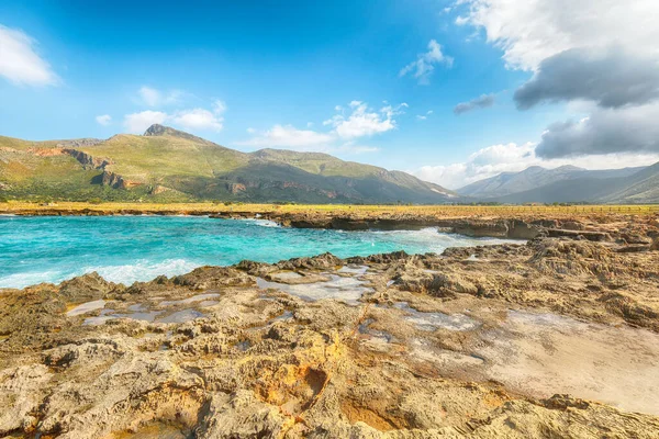 San Vito Burnu yakınlarındaki Isolidda Sahili 'nin inanılmaz deniz manzarası. Monte Cofano Ulusal Parkı 'nın popüler seyahat yeri. Konum: San Vito Lo Capo, Trapani ili, Sicilya, İtalya, Avrupa