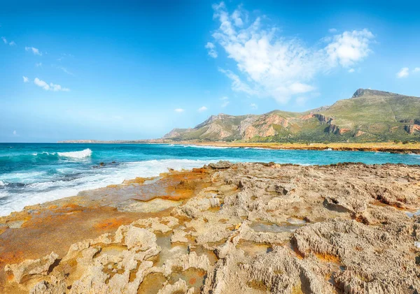 San Vito Burnu yakınlarındaki Isolidda Sahili 'nin inanılmaz deniz manzarası. Monte Cofano Ulusal Parkı 'nın popüler seyahat yeri. Konum: San Vito Lo Capo, Trapani ili, Sicilya, İtalya, Avrupa
