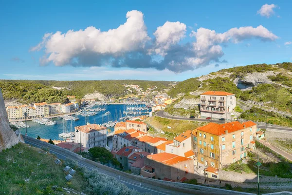 Eski kasaba Bonifacio 'nun inanılmaz manzarası. Akdeniz ve Korsika 'nın popüler seyahat rotası. Konum: Bonifacio, Korsika; Fransa, Avrupa