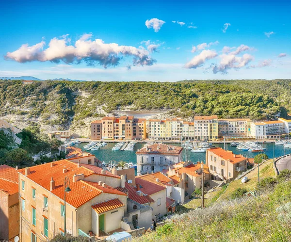 Eski kasaba Bonifacio 'nun inanılmaz manzarası. Akdeniz ve Korsika 'nın popüler seyahat rotası. Konum: Bonifacio, Korsika; Fransa, Avrupa