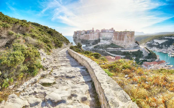 Bonifacio 'nun muhteşem manzarası. Akdeniz ve Korsika 'nın popüler seyahat rotası. Konum: Bonifacio, Korsika; Fransa, Avrupa