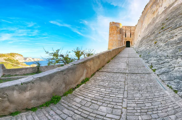 Bonifacio 'nun muhteşem manzarası. Akdeniz ve Korsika 'nın popüler seyahat rotası. Konum: Bonifacio, Korsika; Fransa, Avrupa