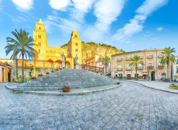 Cefalu Katedrali ya da Duomo di Cefalu ve Piazza del Duomo Meydanı 'nın çekici akşam manzarası. Akdeniz 'in popüler seyahat noktası. Konum: Cefalu, Palermo ili, Sicilya, İtalya, Avrupa