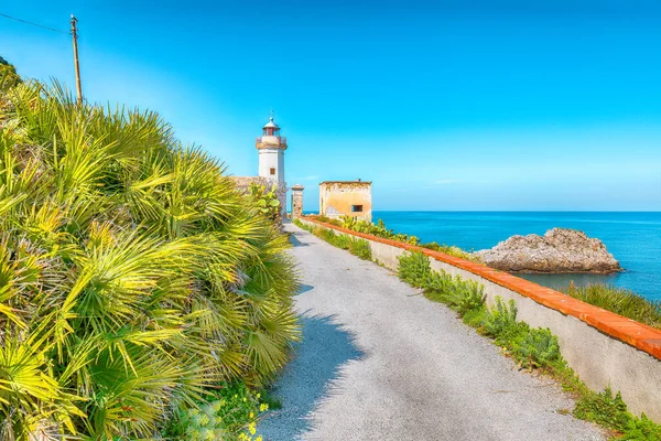 Capo Zafferano Deniz Feneri 'nde çarpıcı güneşli bir gün. Akdeniz 'in popüler seyahat noktası. Konum: Santa Flavia, Palermo ili, Sicilya, İtalya, Avrupa