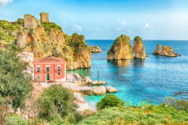 Tonnara di Scopello 'nun muhteşem bir sahnesi. Akdeniz 'de popüler seyahat rotası. Konum: Scopello, Trapani ili, Sicilya, İtalya, Avrupa