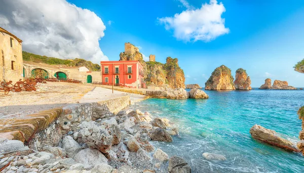 Tonnara di Scopello 'nun muhteşem manzarası. Akdeniz 'de popüler seyahat rotası. Konum: Scopello, Trapani ili, Sicilya, İtalya, Avrupa