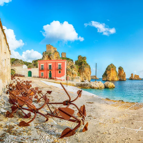 Tonnara di Scopello 'nun muhteşem manzarası. Akdeniz 'de popüler seyahat rotası. Konum: Scopello, Trapani ili, Sicilya, İtalya, Avrupa