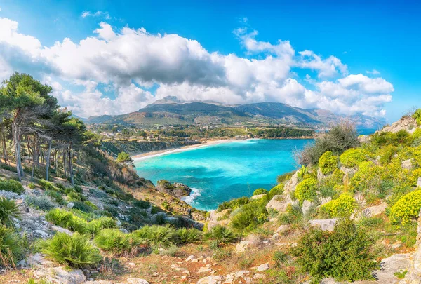 Castellammare del Golfo yakınlarındaki Guidaloca Sahili 'nin muhteşem deniz manzarası. Popüler seyahat yeri. Konum: Castellammare del Golfo, Trapani ili, Sicilya, İtalya, Avrupa