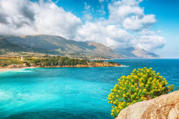 Castellammare del Golfo yakınlarındaki Guidaloca Sahili 'nin inanılmaz deniz manzarası. Popüler seyahat yeri. Konum: Castellammare del Golfo, Trapani ili, Sicilya, İtalya, Avrupa