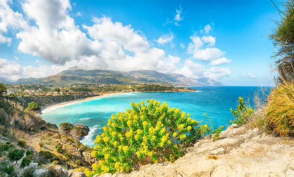 Castellammare del Golfo yakınlarındaki Guidaloca Sahili 'nin inanılmaz deniz manzarası. Popüler seyahat yeri. Konum: Castellammare del Golfo, Trapani ili, Sicilya, İtalya, Avrupa
