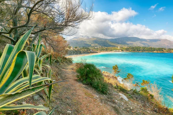 Castellammare del Golfo yakınlarındaki Guidaloca Sahili 'nin inanılmaz deniz manzarası. Popüler seyahat yeri. Konum: Castellammare del Golfo, Trapani ili, Sicilya, İtalya, Avrupa