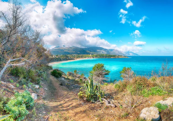 Castellammare del Golfo yakınlarındaki Guidaloca Sahili 'nin inanılmaz deniz manzarası. Popüler seyahat yeri. Konum: Castellammare del Golfo, Trapani ili, Sicilya, İtalya, Avrupa