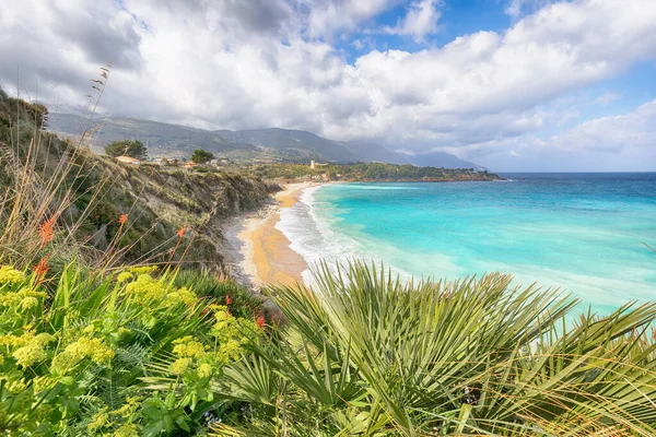 Castellammare del Golfo yakınlarındaki Guidaloca Sahili 'nin muhteşem deniz manzarası. Popüler seyahat yeri. Konum: Castellammare del Golfo, Trapani ili, Sicilya, İtalya, Avrupa