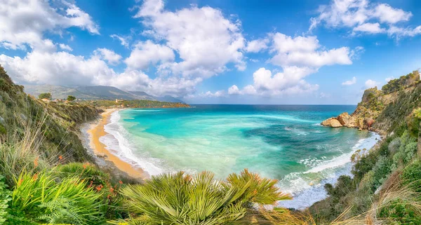 Castellammare del Golfo yakınlarındaki Guidaloca Sahili 'nin inanılmaz deniz manzarası. Popüler seyahat yeri. Konum: Castellammare del Golfo, Trapani ili, Sicilya, İtalya, Avrupa