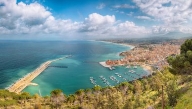 Castellammare del Golfo kasabasının inanılmaz şehir manzarası. Akdeniz 'in popüler seyahat noktası. Konum: Castellammare del Golfo, Trapani ili, Sicilya, İtalya, Avrupa