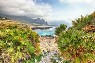 San Vito Burnu yakınlarındaki Isolidda Sahili 'nin büyüleyici deniz manzarası. Monte Cofano Ulusal Parkı 'nın popüler seyahat yeri. Konum: San Vito Lo Capo, Trapani ili, Sicilya, İtalya, Avrupa