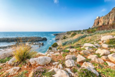 San Vito Burnu yakınlarındaki Isolidda Sahili 'nin harika deniz manzarası. Monte Cofano Ulusal Parkı 'nın popüler seyahat yeri. Konum: San Vito Lo Capo, Trapani ili, Sicilya, İtalya, Avrupa