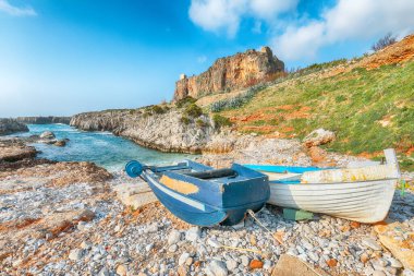 San Vito Burnu yakınlarındaki Isolidda Sahili 'nin harika deniz manzarası. Monte Cofano Ulusal Parkı 'nın popüler seyahat yeri. Konum: San Vito Lo Capo, Trapani ili, Sicilya, İtalya, Avrupa