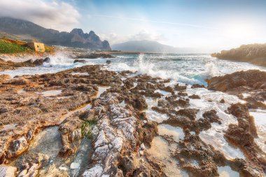 San Vito Burnu yakınlarındaki Isolidda Sahili 'nin büyüleyici deniz manzarası. Monte Cofano Ulusal Parkı 'nın popüler seyahat yeri. Konum: San Vito Lo Capo, Trapani ili, Sicilya, İtalya, Avrupa