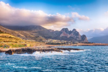 San Vito Burnu yakınlarındaki Isolidda Sahili 'nin nefes kesici deniz manzarası. Akdeniz 'in popüler seyahat noktası. Konum: San Vito Lo Capo, Trapani ili, Sicilya, İtalya, Avrupa