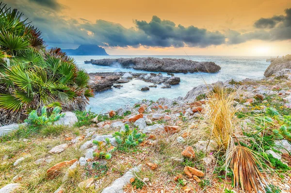位于圣维托海景的伊索利达海滩迷人的傍晚海景 地中海受欢迎的旅游胜地 San Vito Capo Province Trapani Sicily Italy Europe — 图库照片