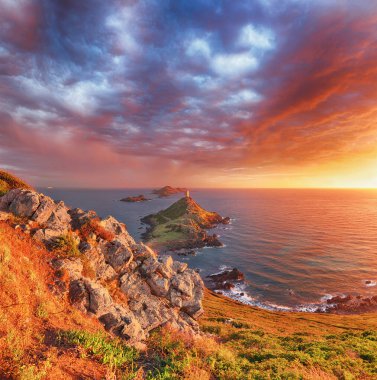 Popüler turizm beldesi Torra di a Parata üzerinde gün batımı Ceneviz Kulesi ve arka planda Sanguinaires Adaları 'ndan Archipelago. Konum: Corse-du-Sud, Ajaccio komünü, Korsika, Fransa, Avrupa