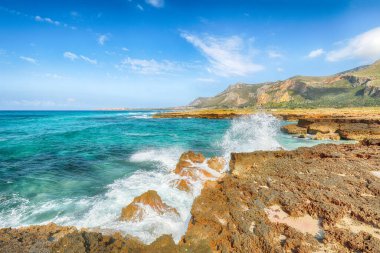 San Vito Burnu yakınlarındaki Isolidda Sahili 'nin inanılmaz deniz manzarası. Monte Cofano Ulusal Parkı 'nın popüler seyahat yeri. Konum: San Vito Lo Capo, Trapani ili, Sicilya, İtalya, Avrupa