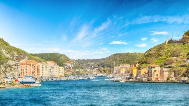 Eski kasaba Bonifacio 'nun inanılmaz manzarası. Akdeniz ve Korsika 'nın popüler seyahat rotası. Konum: Bonifacio, Korsika; Fransa, Avrupa