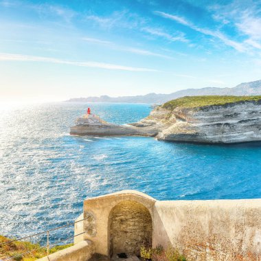 Bonifacio yakınlarındaki deniz fenerinin muhteşem manzarası. Akdeniz ve Korsika 'nın popüler seyahat rotası. Konum: Bonifacio, Korsika; Fransa, Avrupa
