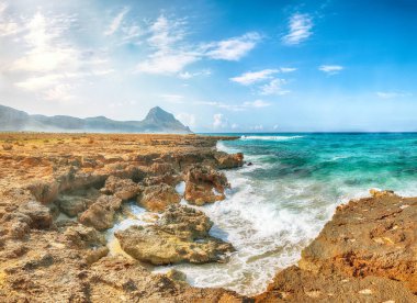 San Vito Burnu yakınlarındaki Isolidda Sahili 'nin inanılmaz deniz manzarası. Monte Cofano Ulusal Parkı 'nın popüler seyahat yeri. Konum: San Vito Lo Capo, Trapani ili, Sicilya, İtalya, Avrupa