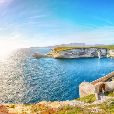 Bonifacio yakınlarındaki deniz fenerinin muhteşem manzarası. Akdeniz ve Korsika 'nın popüler seyahat rotası. Konum: Bonifacio, Korsika; Fransa, Avrupa