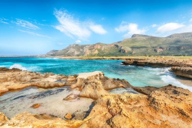 San Vito Burnu yakınlarındaki Isolidda Sahili 'nin inanılmaz deniz manzarası. Monte Cofano Ulusal Parkı 'nın popüler seyahat yeri. Konum: San Vito Lo Capo, Trapani ili, Sicilya, İtalya, Avrupa