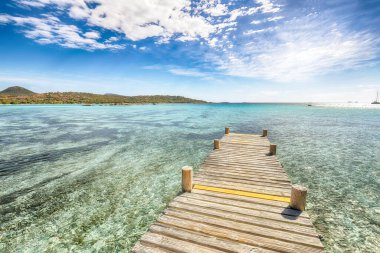 Santa Giulia sahilinde ahşap iskelesi ve Akdeniz manzarası olan inanılmaz bir manzara. Konum: Santa Giulia, Porto-Vecchio, Korsika, Fransa, Avrupa