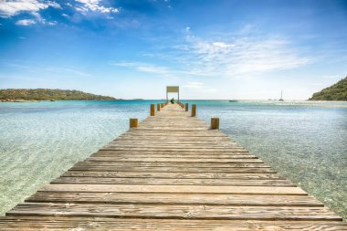 Santa Giulia sahilinde ahşap iskelesi olan şaşırtıcı manzara Akdeniz 'in resimli deniz manzarası. Konum: Santa Giulia, Porto-Vecchio, Korsika, Fransa, Avrupa