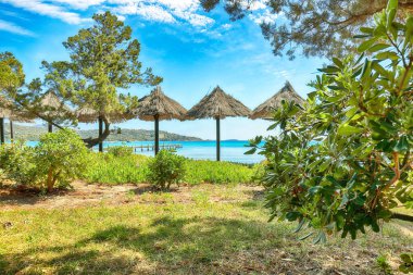 Santa Giulia tatil köyünün güzel manzarası. Akdeniz 'in resimli deniz manzarası. Konum: Santa Giulia, Porto-Vecchio, Korsika, Fransa, Avrupa
