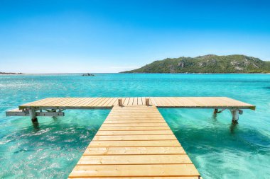 Santa Giulia sahilinde ahşap iskelesi ve Akdeniz manzarası olan inanılmaz bir manzara. Konum: Santa Giulia, Porto-Vecchio, Korsika, Fransa, Avrupa