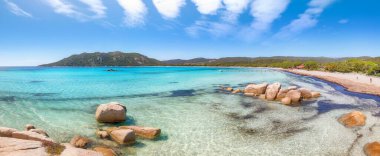 Santa Giulia tatil köyünün büyüleyici manzarası. Akdeniz 'in resimli deniz manzarası. Konum: Santa Giulia, Porto-Vecchio, Korsika, Fransa, Avrupa