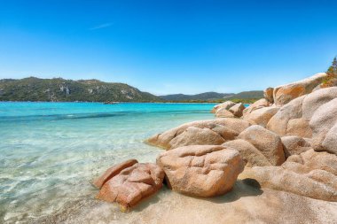 Santa Giulia tatil köyünün göz kamaştırıcı manzarası. Akdeniz 'in resimli deniz manzarası. Konum: Santa Giulia, Porto-Vecchio, Korsika, Fransa, Avrupa